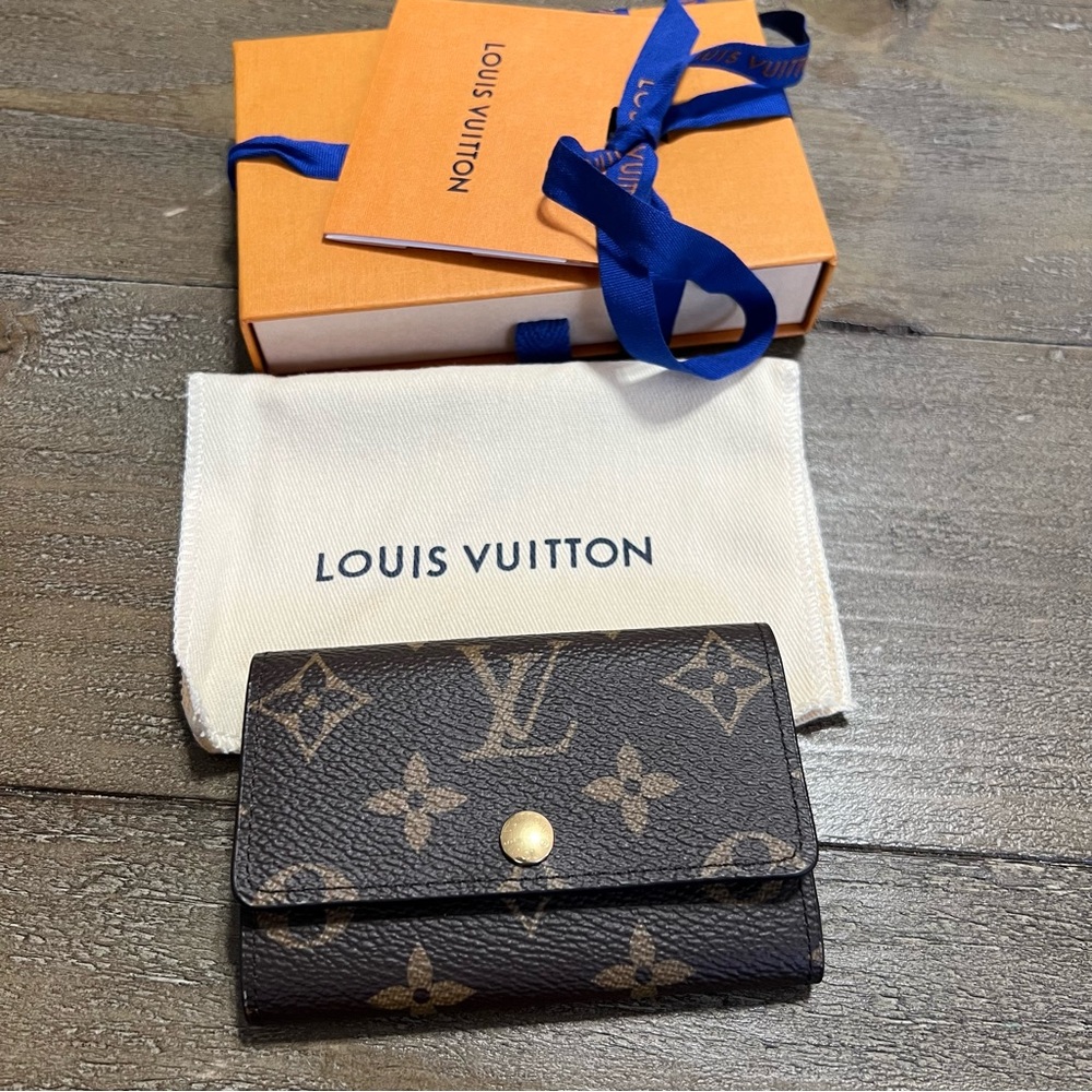 Louis Vuitton 6 key holder